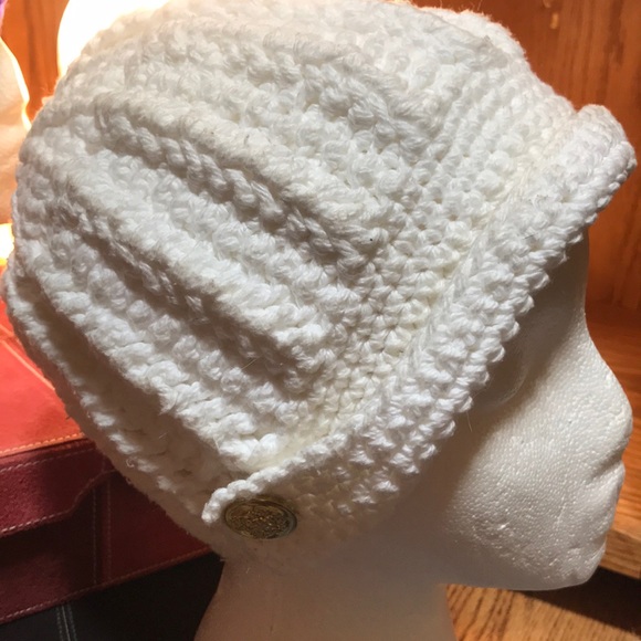 Hand crocheted hat with buttoned brim - Picture 7 of 7